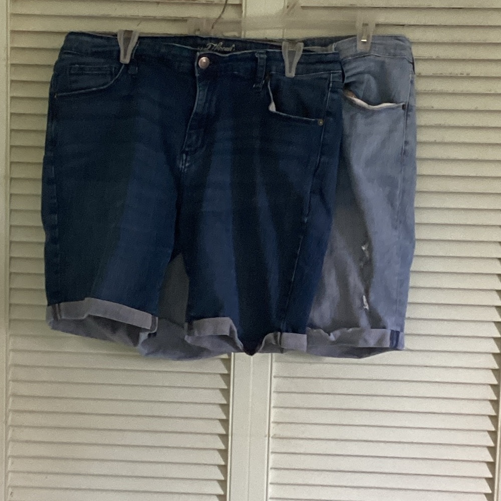 Universal Threads Classic light & Dark Blue Denim Roll-Cuff Women's Shorts